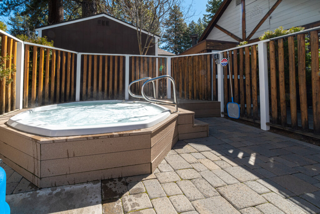 Red Wolf Lakeside Lodge jacuzzi 2
